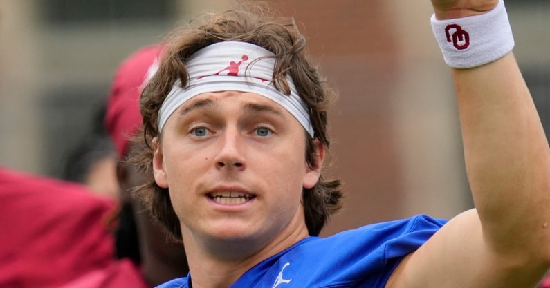 John-Mateer-evaluates-receiving-targets-he-has-around-him-at-Oklahoma