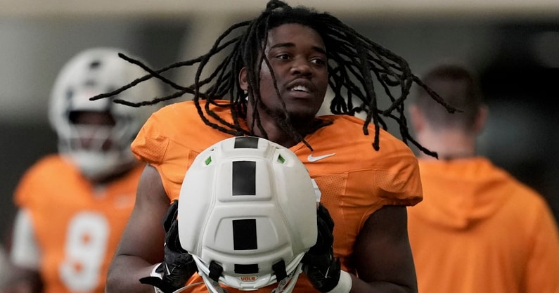 Caitie McMekin/News Sentinel / USA TODAY NETWORK via Imagn Images | Tennessee defensive lineman Dominic Bailey (90) warms up during Tennessee football preseason practice, in Knoxville, Tennessee, Aug. 5, 2025.