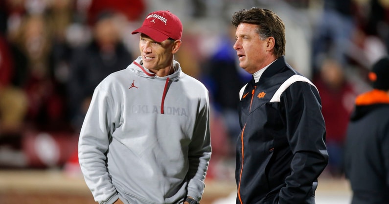 Oklahoma coach Brent Venables, left, and Oklahoma State coach Mike Gundy before a Bedlam college football game between the University of Oklahoma Sooners (OU) and the Oklahoma State University Cowboys (OSU) at Gaylord Family-Oklahoma Memorial Stadium in Norman, Okla., Saturday, Nov. 19, 2022. (© BRYAN TERRY/THE OKLAHOMAN / USA TODAY NETWORK)