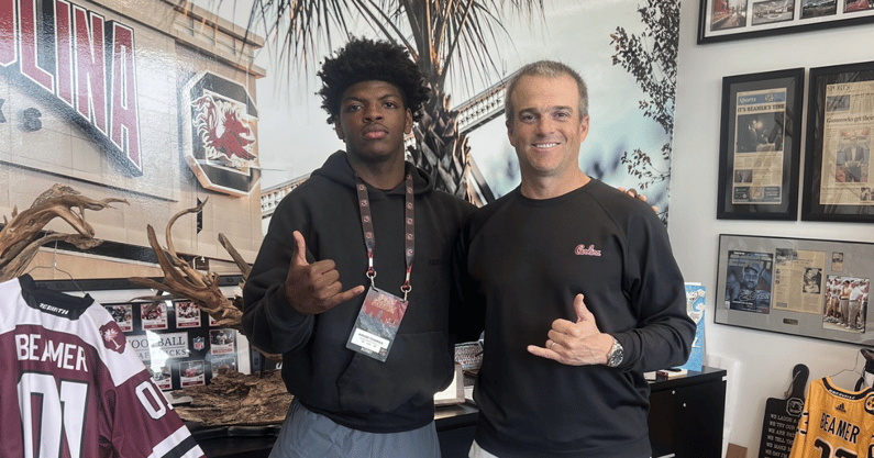 Four-star RB Amari Thomas with South Carolina football coach Shane Beamer (Photo: Amari Thomas | X)