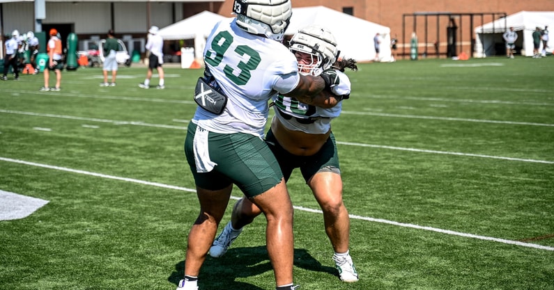 Michigan State defensive tackles Jalen Satchell (No. 93) and Grady Kelly (No. 16)