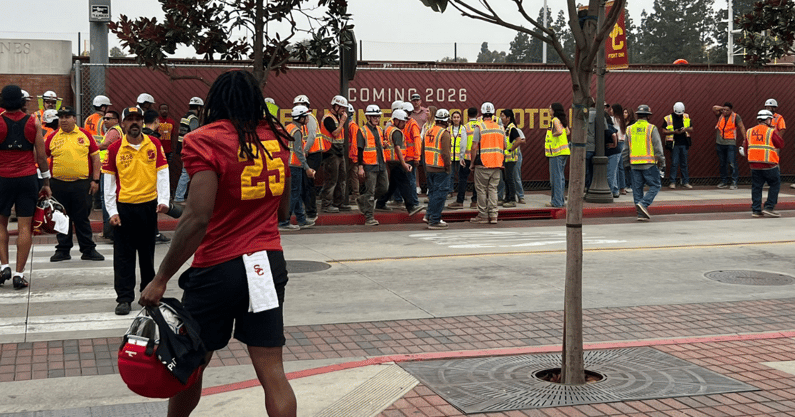 USC-players-treat-football-facility-builders-to-Krispy-Kreme-donuts