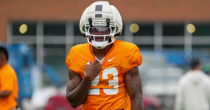 Angelina Alcantar/News Sentinel / USA TODAY NETWORK via Imagn Images | Tennessee defensive back Boo Carter (23) pulls on his jersey during Tennessee football preseason practice, in Knoxville, Tennessee, Aug. 6, 2025.