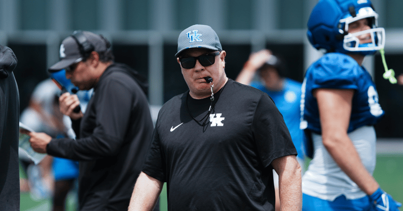 Kentucky Head Coach Mark Stoops instructs the team during practice at the Joe Craft football practice field in Lexington, Ky. on Aug. 1, 2025. (© Sam Upshaw Jr./Courier Journal / USA TODAY NETWORK via Imagn Images)