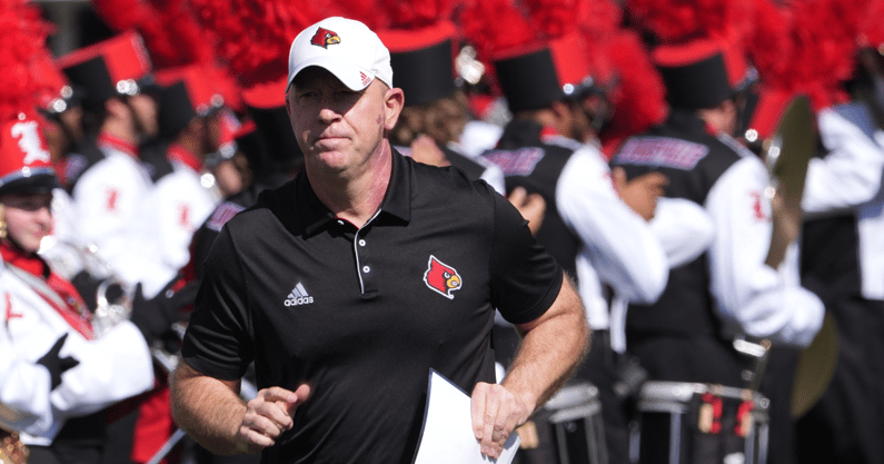 Louisville’s coach Jeff Brohm ran out onto the field before the game against SMU this Saturday. Oct. 5, 2024. © (Scott Utterback/Courier Journal / USA TODAY NETWORK via Imagn Images)