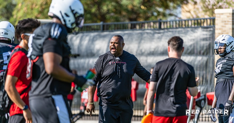 Zarnell Fitch running through drills with the linemen ahead of the upcoming season
