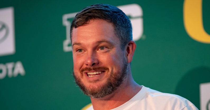 Dan-Lanning-addresses-the-growth-of-Dante-Moore-Austin-Novosad-in-Oregon-QB-battle