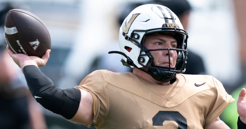 Clark-Lea-praises-Diego-Pavia-his-role-as-connector-for-Vanderbilt