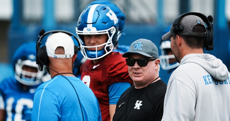 Kentucky Head Coach Mark Stoops instructs the team during practice at the Joe Craft football practice field in Lexington, Ky. on Aug. 1, 2025. © Sam Upshaw Jr./Courier Journal / USA TODAY NETWORK via Imagn Images