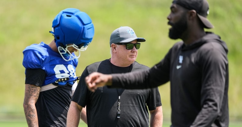 Kentucky Wildcats head coach Mark Stoops watches his team during practice on Friday, August 1, 2025 © Michael Clevenger/Courier Journal / USA TODAY NETWORK via Imagn Images