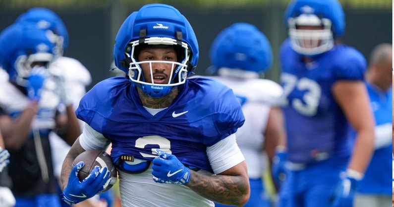 Kentucky Wildcats running back Seth McGowan runs for yardage during practice on Friday, August 1, 2025 (© Michael Clevenger/Courier Journal / USA TODAY NETWORK via Imagn Images)