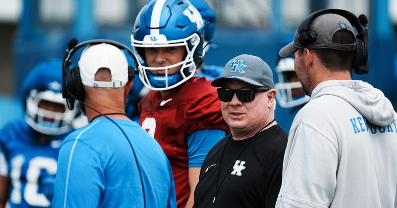 Kentucky Head Coach Mark Stoops instructs the team during practice at the Joe Craft football practice field in Lexington, Ky. on Aug. 1, 2025. © Sam Upshaw Jr./Courier Journal / USA TODAY NETWORK via Imagn Images