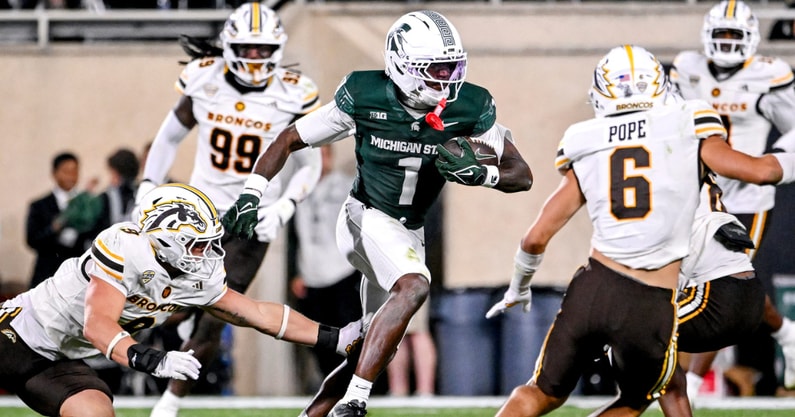 Michigan State's Omari Kelly, center, runs after a catch against Western Michigan during the fourth quarter on Friday, Aug. 29, 2025, in East Lansing. - Nick King, USA TODAY Sports