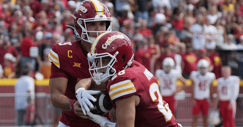 Iowa State quarterback Rocco Becht hands off to running back Carson Hansen. (Photo by Nirmalendu Majumdar/Ames Tribune)