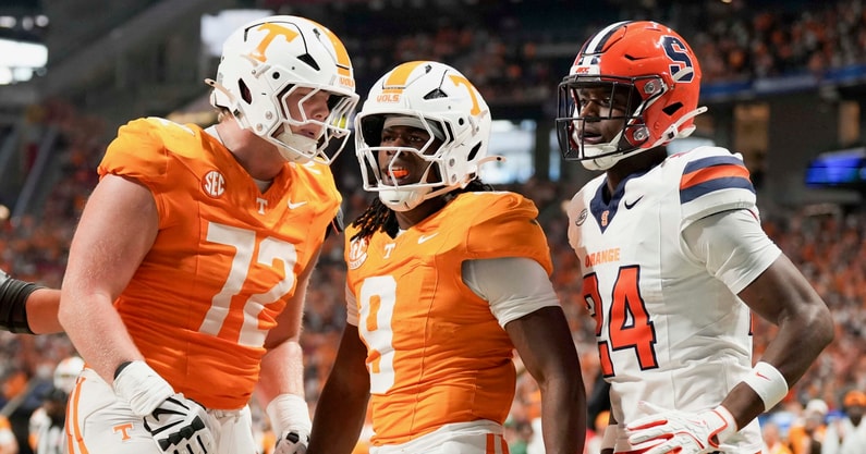 Brianna Paciorka/News Sentinel / USA TODAY NETWORK via Imagn Images | Tennessee offensive lineman Jesse Perry (72) and Tennessee running back Star Thomas (9) celebrate in the end zone as Syracuse defensive back Ibn McDaniels (24) watches during the Aflac Kickoff Game between the Volunteers and Syracuse held at Mercedes-Benz Stadium in Atlanta, Ga., on August 30, 2025.