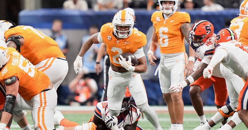 Brianna Paciorka/News Sentinel / USA TODAY NETWORK via Imagn Images | Tennessee running back Peyton Lewis (2) runs the ball during the Aflac Kickoff Game between the Volunteers and Syracuse held at Mercedes-Benz Stadium in Atlanta, Ga., on August 30, 2025.