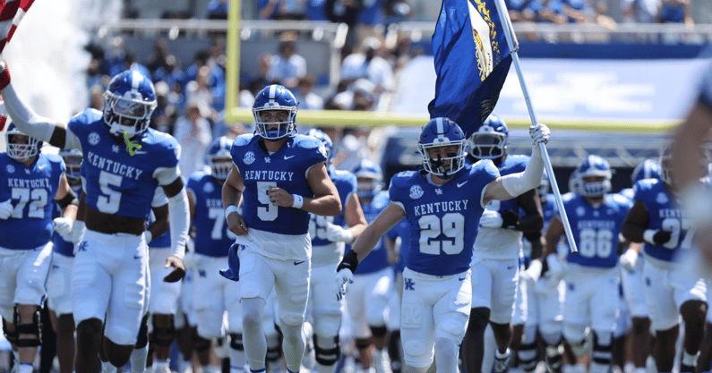 The Kentucky football team arrives at Kroger Field, via Dr. Michael Huang, KSR