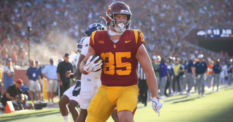 USC tight end Walker Lyons scores a touchdown against Georgia Southern