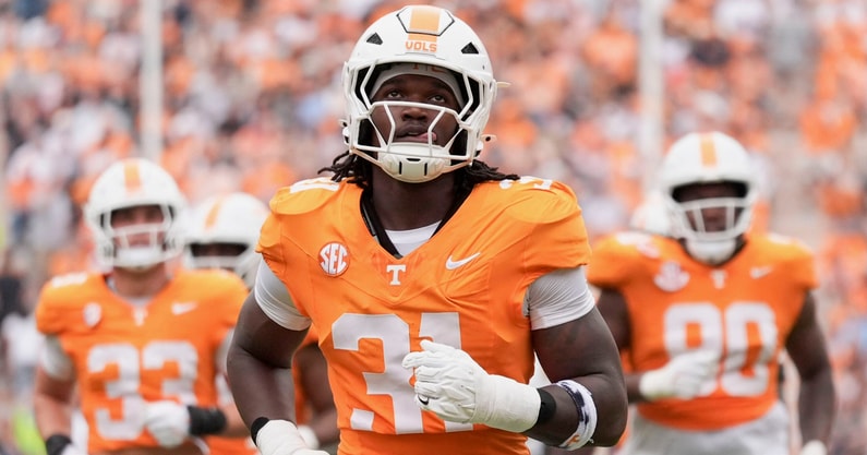 Saul Young/News Sentinel / USA TODAY NETWORK via Imagn Images | Tennessee defensive lineman Caleb Herring (31) heads to the locker room at halftime of the NCAA college football game against ETSU on September 6, 2025, in Knoxville, Tennessee.