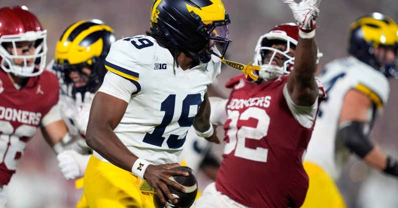 Oklahoma Sooners defensive lineman R Mason Thomas (32) chases after Michigan Wolverines quarterback Bryce Underwood (19) during a college football game between the University of Oklahoma Sooners (OU) and the University of Michigan Wolverines at Gaylord Family Ð Oklahoma Memorial Stadium in Norman, Okla., Saturday, Sept. 6, 2025. Oklahoma won 24-13. © BRYAN TERRY/THE OKLAHOMAN / USA TODAY NETWORK via Imagn Images