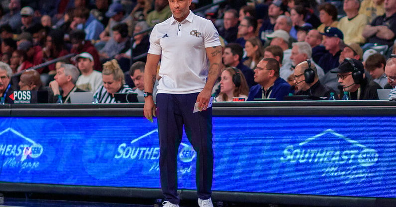 Georgia Tech head coach Damon Stoudamire
