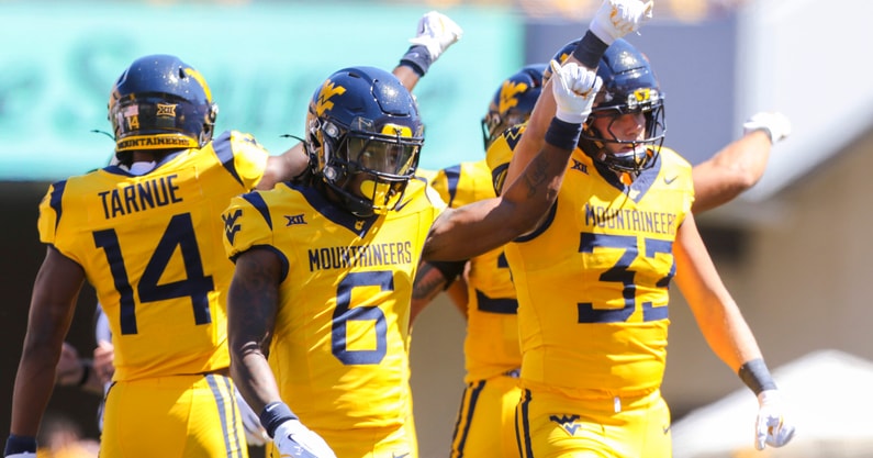 West Virginia's defense forces the fourth down against Robert Morris