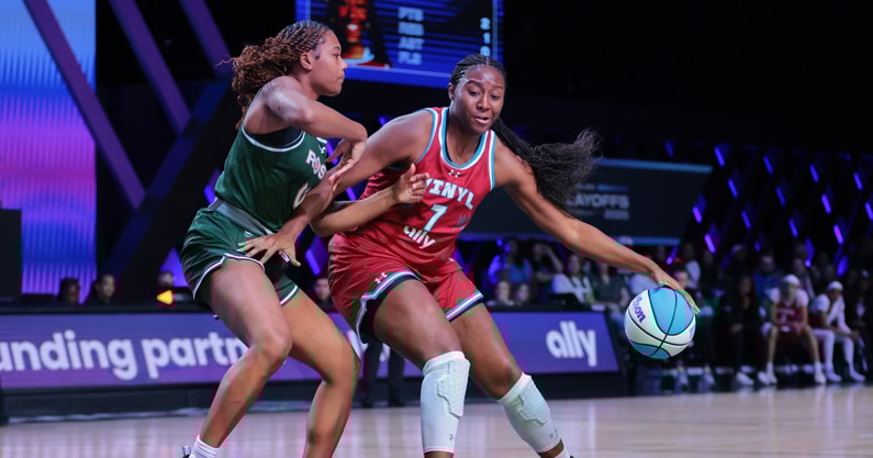 Vinyl BC forward Aliyah Boston (7) drives to the basket against Rose BC guard Naz Hillmon (00) during the first quarter of the Unrivaled Championship game at Wayfair Arena. Mandatory Credit: Sam Navarro-Imagn Images