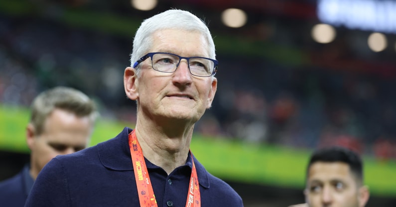 apple-ceo-tim-cook-celebrated-iphone-pre-order-day-in-kentucky