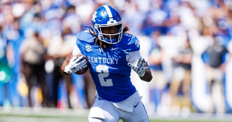 Copy of Copy of four-star-julian-phillips-discusses-recruitment-official-visits (8)