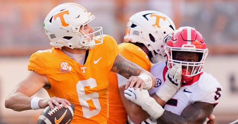 Brianna Paciorka/News Sentinel / USA TODAY NETWORK via Imagn Images | Tennessee quarterback Joey Aguilar (6) pulls back to throw during an NCAA college football game against Georgia on September 13, 2025, Knoxville, Tennessee.