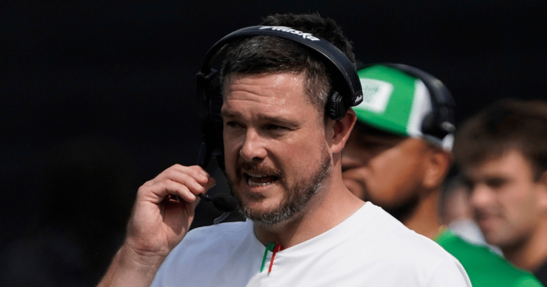 Dan-Lanning-explains-the-importance-of-honoring-Phil-Knight-with-new-uniforms