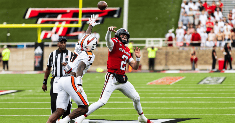 Texas Tech QB Behren Morton throwing a deep ball against Oregon St