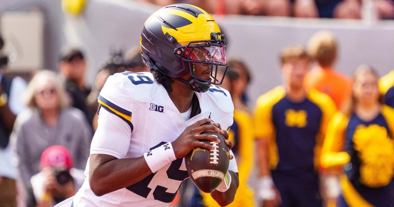 Michigan QB Bryce Underwood scans the Nebraska football defense (Imagn Images)