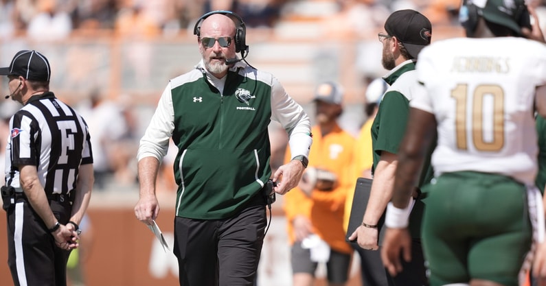 Caitie McMekin/News Sentinel / USA TODAY NETWORK via Imagn Images | UAB coach Trent Dilfer during a college football game between Tennessee and UAB at Neyland Stadium in Knoxville, Tenn., on Sept. 20, 2025.