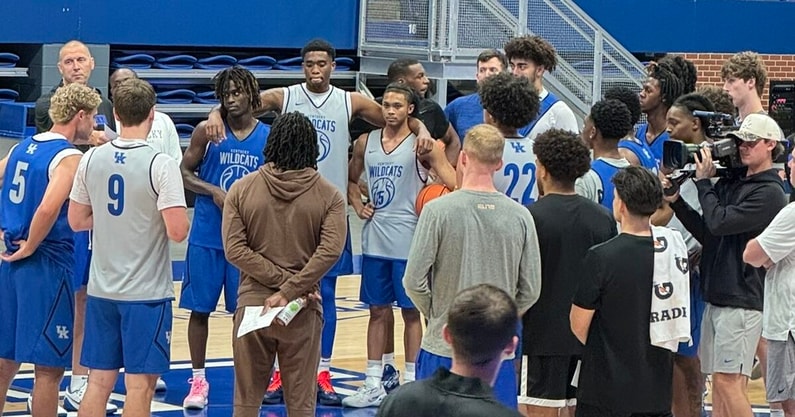 Rajon Rondo speaks to Kentucky Wildcats at practice (Photo: @KentuckyCards)