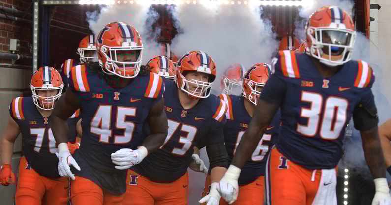 NCAA Football: Western Illinois at Illinois