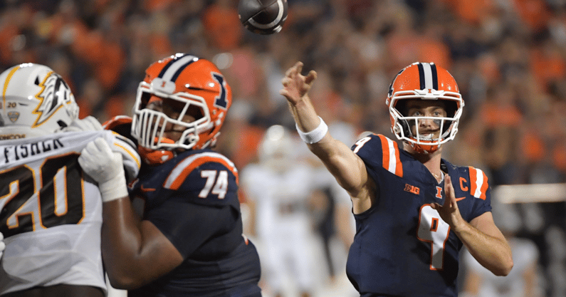 Illinois Fighting Illini quarterback Luke Altmyer (9) passes the ball during the second half against the Western Michigan Broncos at Memorial Stadium