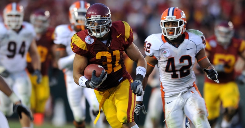 USC Trojans fullback Stanley Havili (31) is pursued by Illinois Fighting Illini linebacker Kevin Mitchell (42) at the Rose Bowl. USC defeated Illinois 49-17