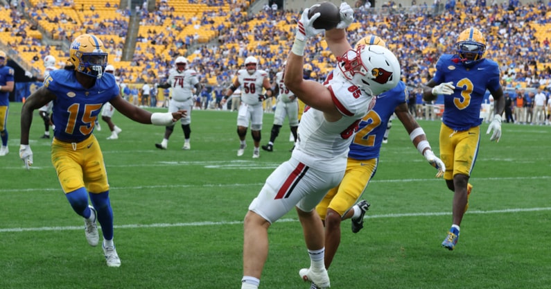 Sep 27, 2025; Pittsburgh, Pennsylvania, USA; Louisville Cardinals tight end Nate Kurisky (85) catches a touchdown pass behind Pittsburgh Panthers defensive backs Rashad Battle (15) and Cruce Brookins (12) during the fourth quarter at Acrisure Stadium. Mandatory Credit: Charles LeClaire-Imagn Images