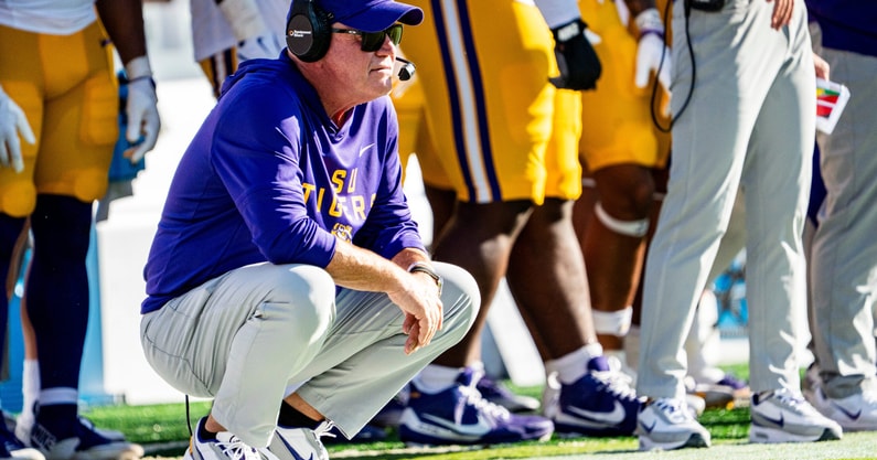 LSU HC Brian Kelly looks on during a back-and-forth battle at Ole Miss (Photo: © Ayrton Breckenridge/Clarion Ledger / USA TODAY NETWORK via Imagn Images)