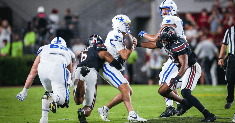 South Carolina EDGEs Dylan Stewart and JT Geer making a big play against Kentucky. Photo by: Katie Dugan | GamecockCentral