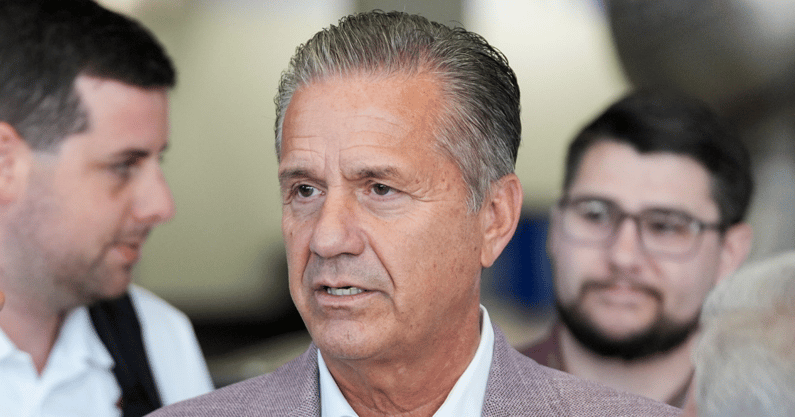 John-Calipari-explains-why-he-has-interacted-with-Arkansas-fans-students-so-much-entering-year