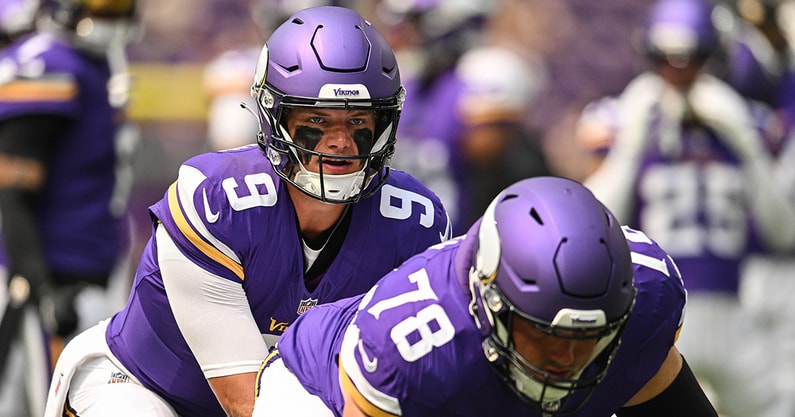 Viking QB JJ McCarthy and OL Ryan Kelly