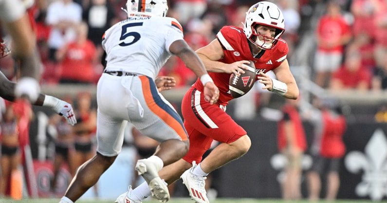 Oct 4, 2025; Louisville, Kentucky, USA; Louisville Cardinals quarterback Miller Moss (7) scrambles under the pressure of Virginia Cavaliers linebacker Kam Robinson (5) during the second half at L&N Federal Credit Union Stadium. Virginia defeated Louisville 30-27. Mandatory Credit: Jamie Rhodes-Imagn Images