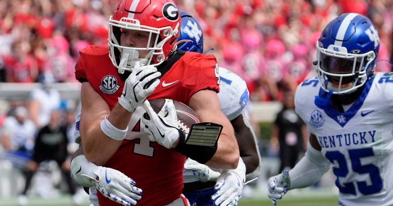 Georgia tight end Oscar Delp (4) moves the ball during the second half of a NCAA college football game against Kentucky in Athens, Ga., on Saturday, October 4, 2025 (© Joshua L. Jones / USA TODAY NETWORK via Imagn Images)