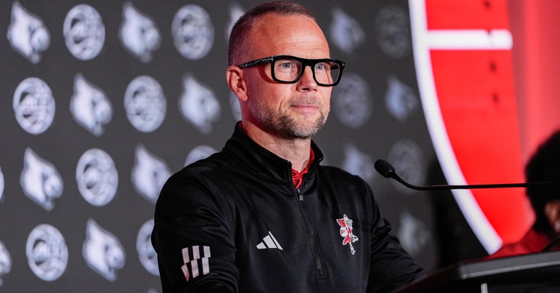 Oct 10, 2024; Charlotte, NC, USA; Louisville head coach Pat Kelsey answers questions from the media at The Hilton Charlotte Uptown. Mandatory Credit: Jim Dedmon-Imagn Images