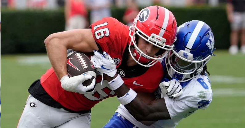 Georgia wide receiver London Humphreys (16) competes with Kentucky defensive back JQ Hardaway (6) during the first half of a NCAA college football game against Kentucky in Athens, Ga., on Saturday, October 4, 2025. (© Joshua L. Jones / USA TODAY NETWORK via Imagn Images)