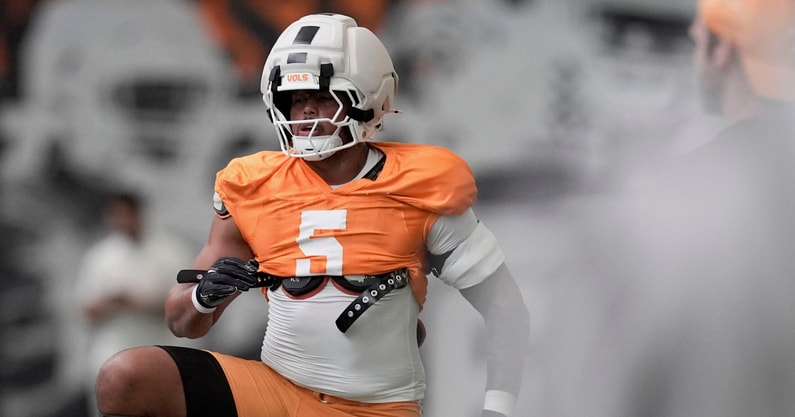 Caitie McMekin/News Sentinel / USA TODAY NETWORK via Imagn Images | Tennessee defensive lineman Daevin Hobbs (5) warms up during Tennessee football preseason practice, in Knoxville, Tennessee, Aug. 5, 2025.