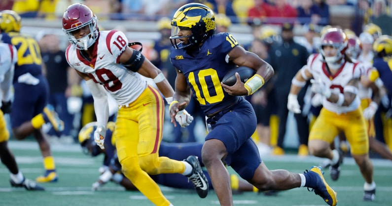 Michigan Wolverines quarterback Alex Orji (10) rushes against the USC Trojans at Michigan Stadium