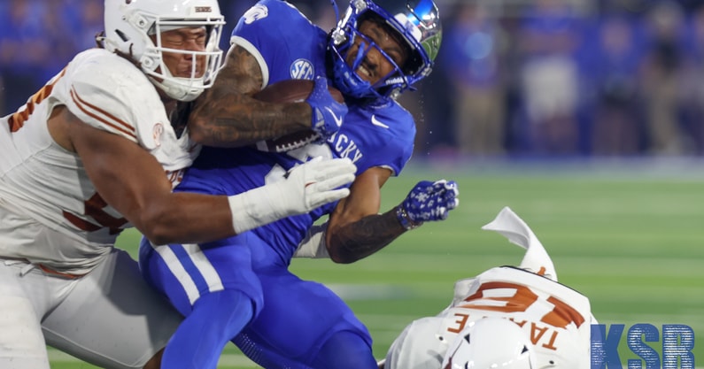 seth-mcgowan-injury-update-kentucky-rb-leaves-game-with-emergency-medical-personnel